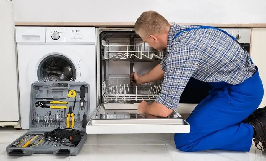 Güdül Airfel servisi teknisyen ekibi beyaz eşya tamiri yaparken